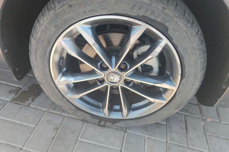 Used BYD Qin Pro 2020 Beyond Edition 1.5TI Automatic Flagship Version Right Front Wheel Hub