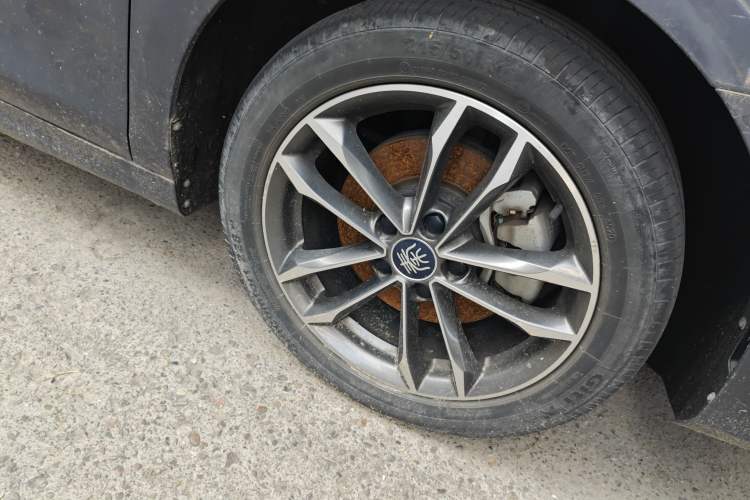 Used BYD Qin Pro 2020 Beyond Edition 1.5TI Automatic Flagship Version Right Front Wheel Hub