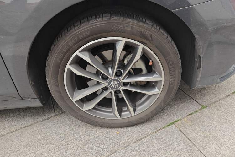 Used BYD Qin Pro 2020 Beyond Edition 1.5TI Automatic Flagship Version Right Front Wheel Hub