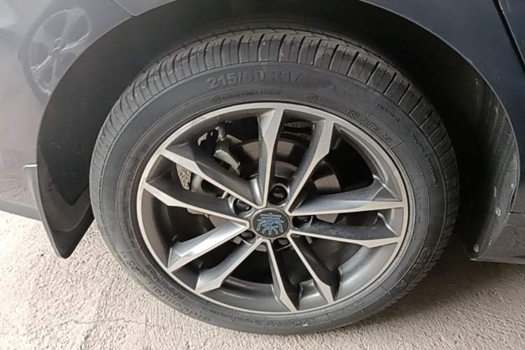 Used BYD Qin Pro 2020 Beyond Edition 1.5TI Automatic Flagship Version Right Rear Wheel Hub