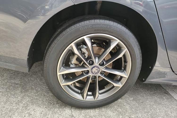 Used BYD Qin Pro 2020 Beyond Edition 1.5TI Automatic Flagship Version Right Rear Wheel Hub