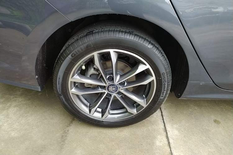 Used BYD Qin Pro 2020 Beyond Edition 1.5TI Automatic Flagship Version Right Rear Wheel Hub