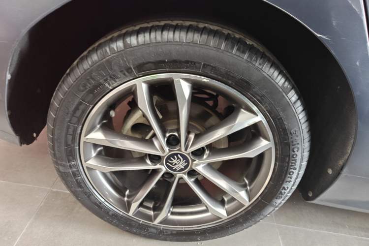 Used BYD Qin Pro 2020 Beyond Edition 1.5TI Automatic Flagship Version Right Rear Wheel Hub