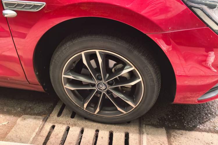 Used BYD Qin Pro 2020 Beyond Edition 1.5TI Automatic Flagship Version Right Front Wheel Hub
