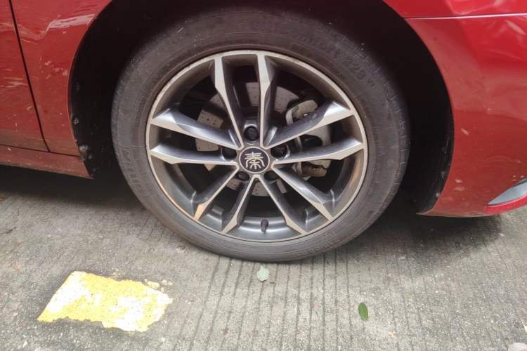 Used BYD Qin Pro 2020 Beyond Edition 1.5TI Automatic Flagship Version Right Front Wheel Hub