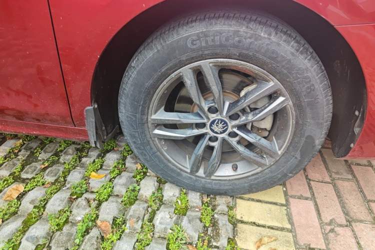 Used BYD Qin Pro 2020 Beyond Edition 1.5TI Automatic Prestige Version Right Front Wheel Hub