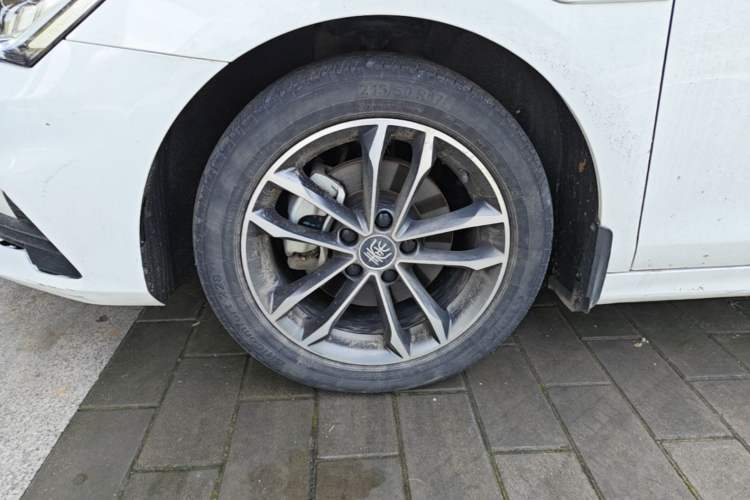 Used BYD Qin Pro 2020 Beyond Edition 1.5TI Automatic Flagship Version Left Front Wheel Hub