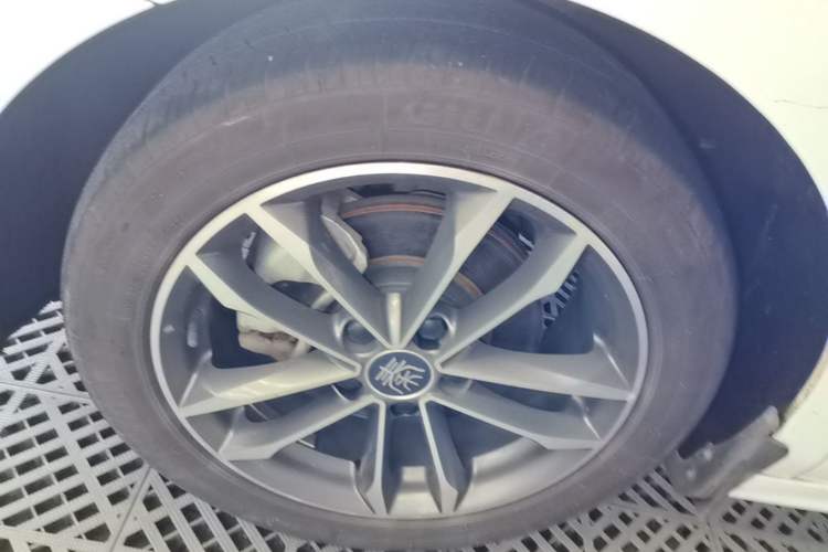 Used BYD Qin Pro 2020 Beyond Edition 1.5TI Automatic Flagship Version Left Front Wheel Hub