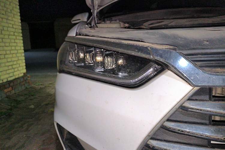 Used BYD Qin Pro 2020 Beyond Edition 1.5TI Automatic Prestige Version Right Front Headlight
