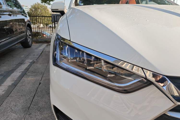 Used BYD Qin Pro 2020 Beyond Edition 1.5TI Automatic Flagship Version Right Front Headlight
