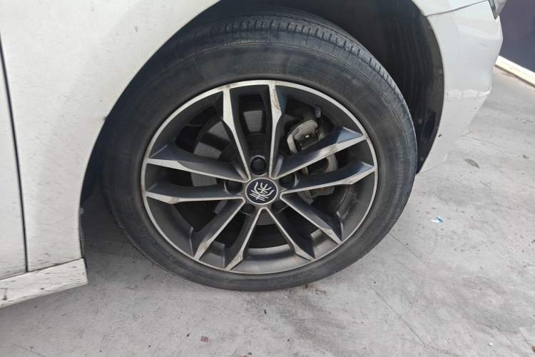 Used BYD Qin Pro 2020 Beyond Edition 1.5TI Automatic Flagship Version Right Front Wheel Hub
