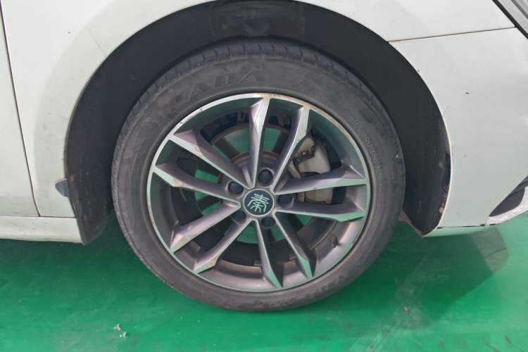 Used BYD Qin Pro 2020 Beyond Edition 1.5TI Automatic Flagship Version Right Front Wheel Hub