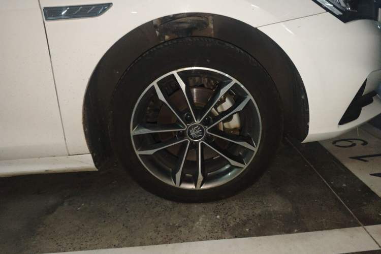 Used BYD Qin Pro 2020 Beyond Edition 1.5TI Automatic Flagship Version Right Front Wheel Hub