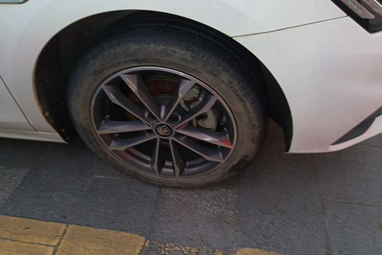 Used BYD Qin Pro 2020 Beyond Edition 1.5TI Automatic Flagship Version Right Front Wheel Hub