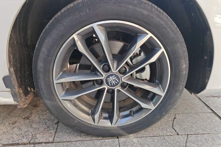 Used BYD Qin Pro 2020 Beyond Edition 1.5TI Automatic Flagship Version Right Front Wheel Hub
