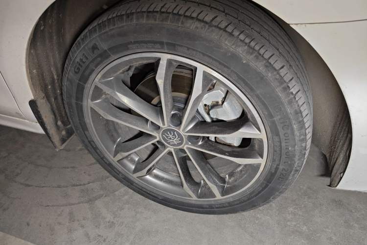 Used BYD Qin Pro 2020 Beyond Edition 1.5TI Automatic Flagship Version Right Front Wheel Hub