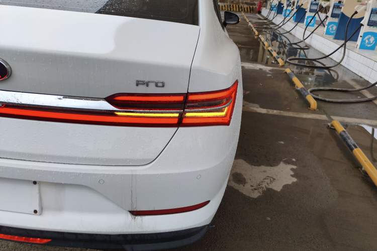 Used BYD Qin Pro 2020 Beyond Edition 1.5TI Automatic Prestige Version Right Rear Taillight