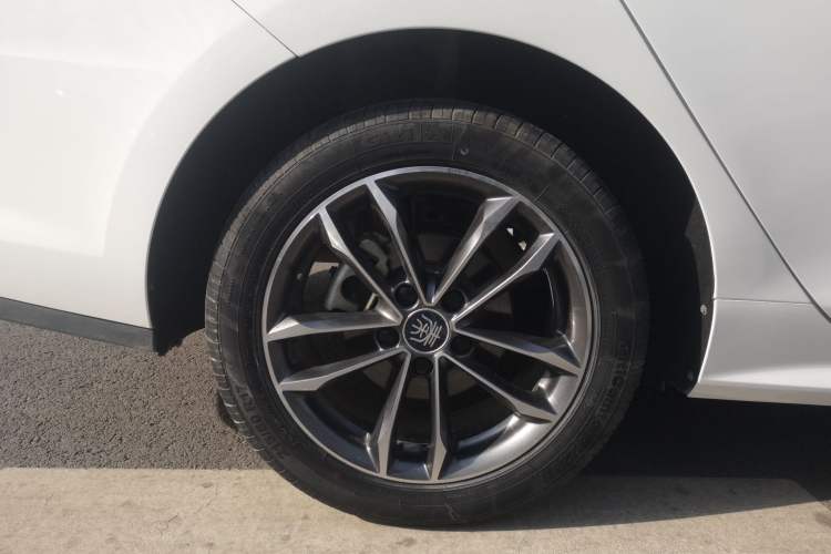 Used BYD Qin Pro 2020 Beyond Edition 1.5TI Automatic Flagship Version Right Rear Wheel Hub