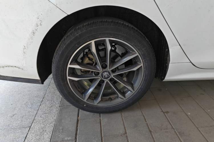 Used BYD Qin Pro 2020 Beyond Edition 1.5TI Automatic Flagship Version Right Rear Wheel Hub