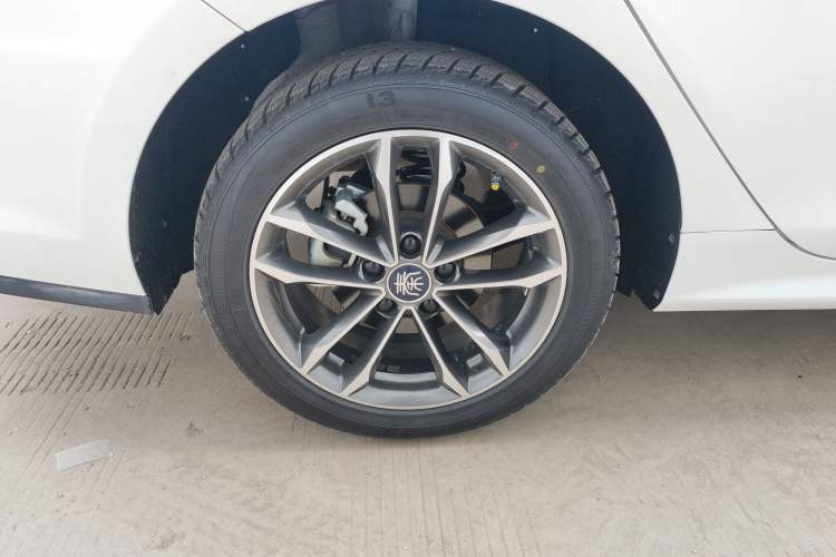 Used BYD Qin Pro 2020 Beyond Edition 1.5TI Automatic Flagship Version Right Rear Wheel Hub