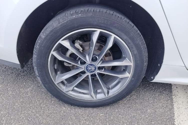 Used BYD Qin Pro 2020 Beyond Edition 1.5TI Automatic Flagship Version Right Rear Wheel Hub