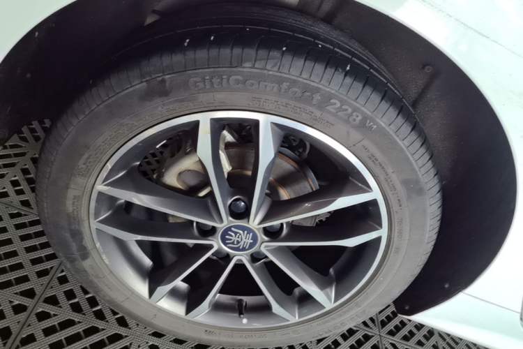 Used BYD Qin Pro 2020 Beyond Edition 1.5TI Automatic Flagship Version Right Rear Wheel Hub