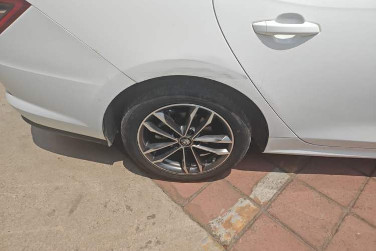 Used BYD Qin Pro 2020 Beyond Edition 1.5TI Automatic Flagship Version Right Rear Wheel Hub