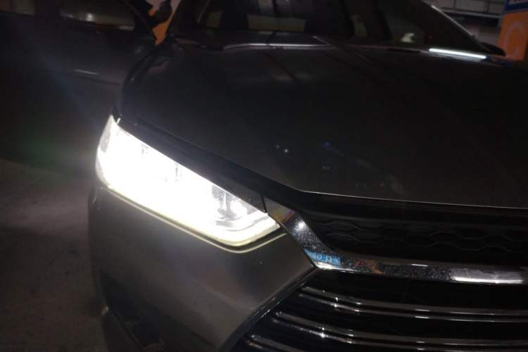 Used BYD Qin Pro New Energy 2018 DM 1.5TI Automatic Smart Connect Elite Model Right Front Headlight