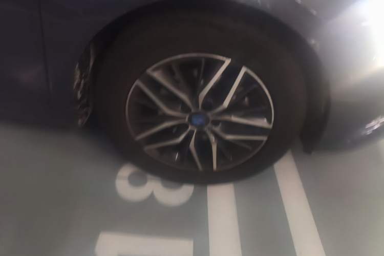 Used BYD Qin Pro New Energy 2018 EV500 Smart Connect Elite Model Right Front Wheel Hub