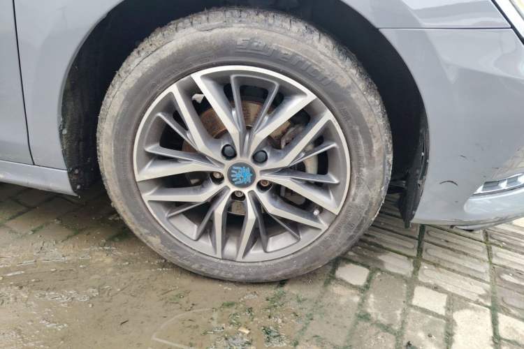 Used BYD Qin Pro New Energy 2018 DM 1.5TI Automatic Smart Connect Elite Model Right Front Wheel Hub