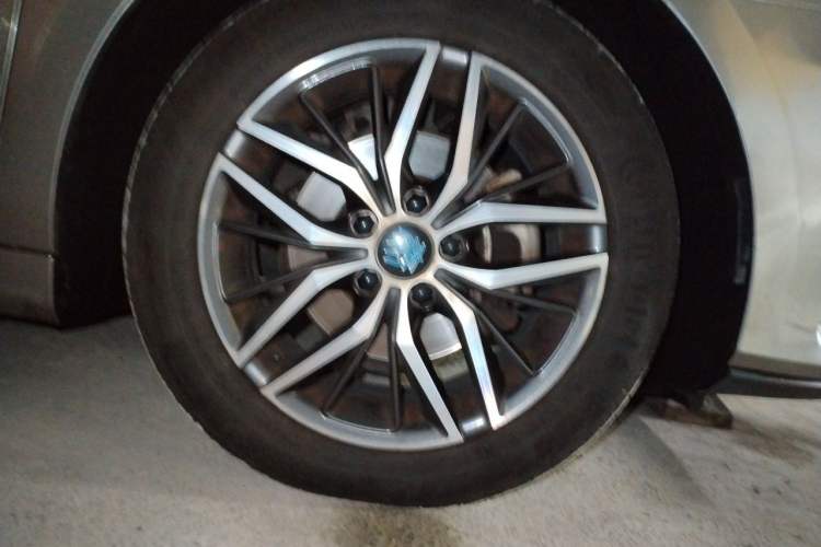 Used BYD Qin Pro New Energy 2018 DM 1.5TI Automatic Smart Connect Elite Model Right Front Wheel Hub