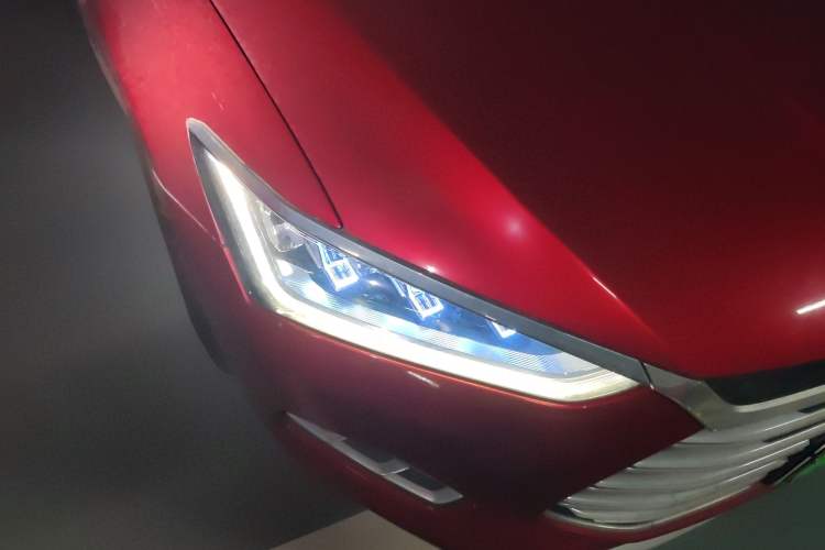 Used BYD Qin Pro New Energy 2018 DM 1.5TI Automatic Smart Connect Enjoyment Model Right Front Headlight