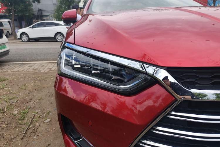 Used BYD Qin Pro New Energy 2018 DM 1.5TI Automatic Smart Connect Dynamic Model Right Front Headlight