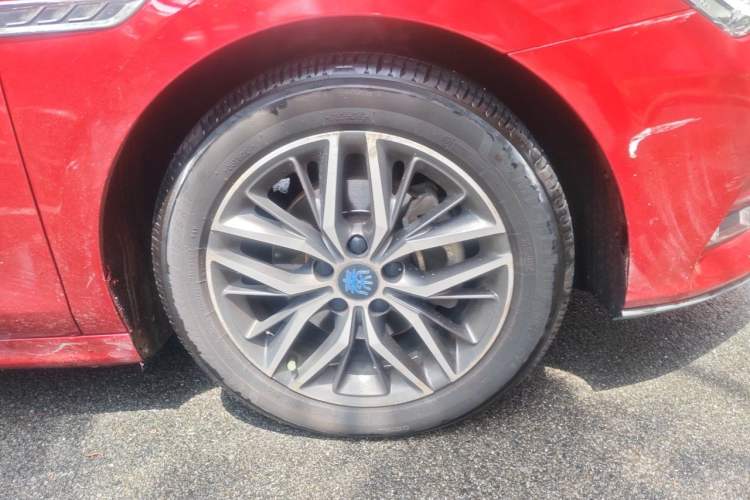 Used BYD Qin Pro New Energy 2018 DM 1.5TI Automatic Smart Connect Elite Model Right Front Wheel Hub
