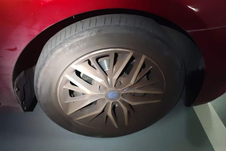 Used BYD Qin Pro New Energy 2018 DM 1.5TI Automatic Smart Connect Enjoyment Model Right Front Wheel Hub