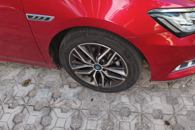 Used BYD Qin Pro New Energy 2018 DM 1.5TI Automatic Smart Connect Elite Model Right Front Wheel Hub