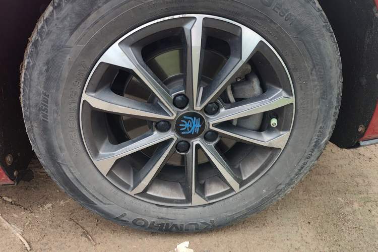 Used BYD Qin Pro New Energy 2018 DM 1.5TI Automatic Smart Connect Dynamic Model Right Front Wheel Hub