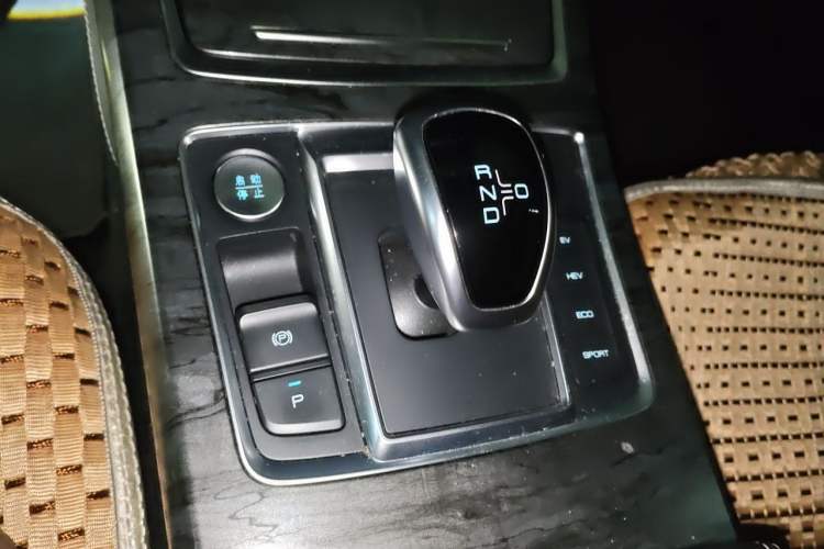 Used BYD Qin Pro New Energy 2018 DM 1.5TI Automatic Smart Connect Elite Model Gear Lever