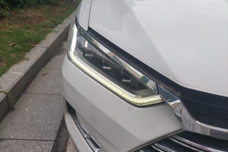 Used BYD Qin Pro New Energy 2018 DM 1.5TI Automatic Smart Connect Elite Model Right Front Headlight