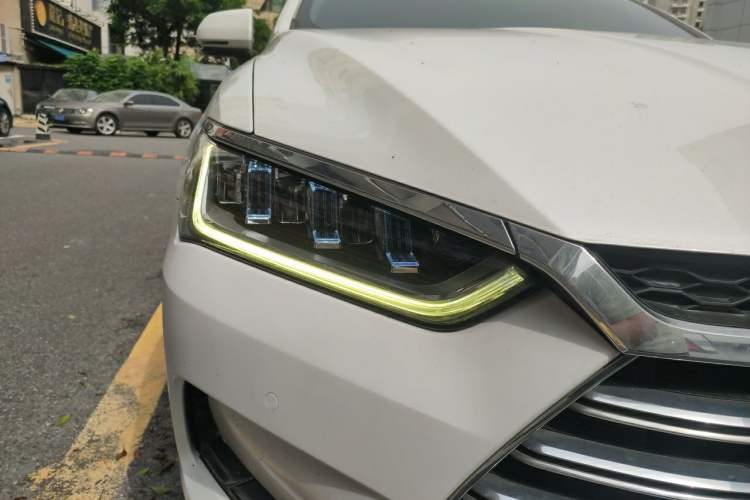 Used BYD Qin Pro New Energy 2018 DM 1.5TI Automatic Smart Connect Elite Model Right Front Headlight