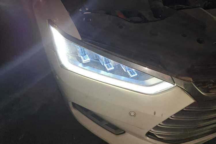 Used BYD Qin Pro New Energy 2018 DM 1.5TI Automatic Smart Connect Dynamic Model Right Front Headlight