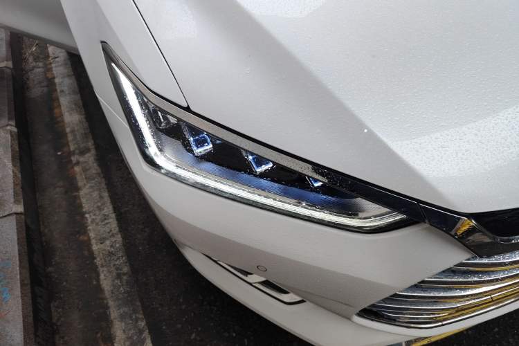 Used BYD Qin Pro New Energy 2018 DM 1.5TI Automatic Smart Connect Elite Model Right Front Headlight