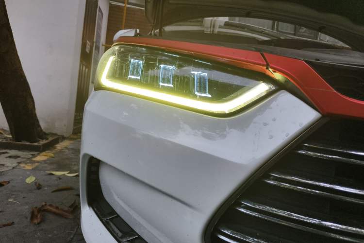 Used BYD Qin Pro New Energy 2018 DM 1.5TI Automatic Smart Connect Dynamic Model Right Front Headlight