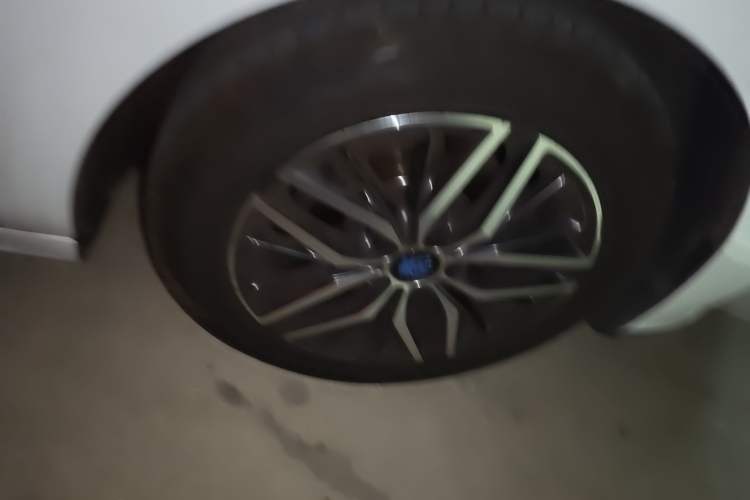 Used BYD Qin Pro New Energy 2018 DM 1.5TI Automatic Smart Connect Enjoyment Model Right Front Wheel Hub