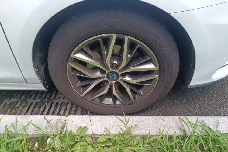 Used BYD Qin Pro New Energy 2018 EV500 Smart Connect Elite Model Right Front Wheel Hub