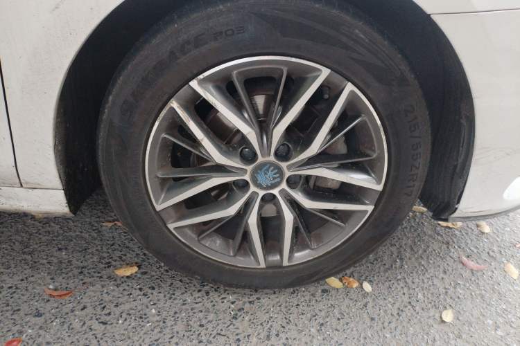 Used BYD Qin Pro New Energy 2018 DM 1.5TI Automatic Smart Connect Enjoyment Model Right Front Wheel Hub