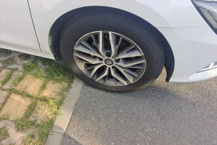 Used BYD Qin Pro New Energy 2018 EV500 Smart Connect Elite Model Right Front Wheel Hub