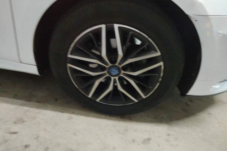 Used BYD Qin Pro New Energy 2018 EV500 Smart Connect Elite Model Right Front Wheel Hub