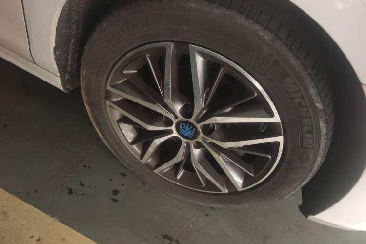 Used BYD Qin Pro New Energy 2018 DM 1.5TI Automatic Smart Connect Enjoyment Model Right Front Wheel Hub