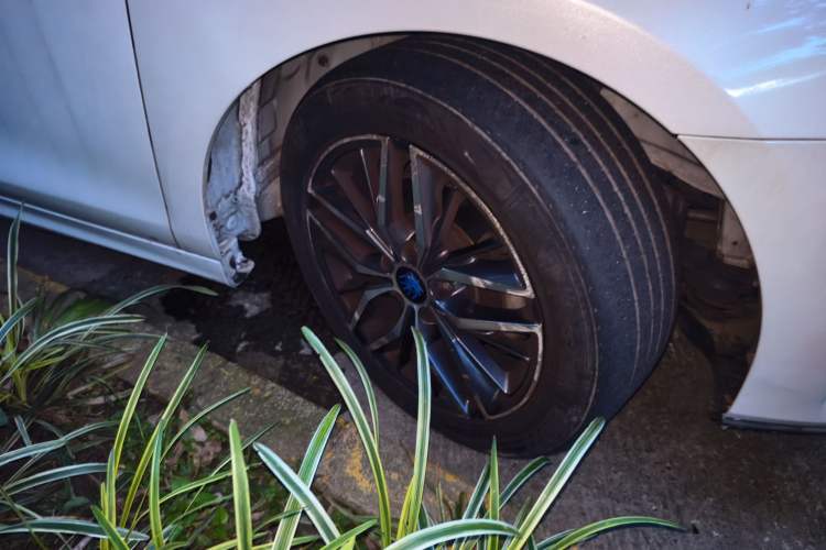 Used BYD Qin Pro New Energy 2018 DM 1.5TI Automatic Smart Connect Elite Model Right Front Wheel Hub